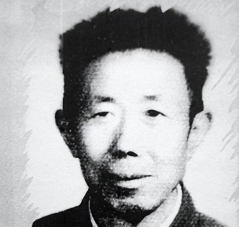 1949年张掖城下，一个50多岁的胖子蜷伏在马上，匆忙带着几个心腹，还有新娶的小