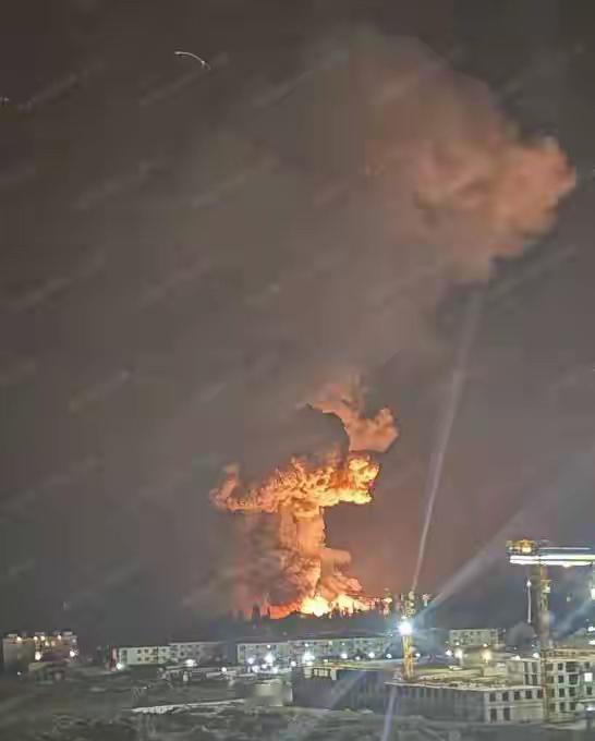 快报！快报！新消息来了。当地时间2025年11月14日凌晨，俄军对乌克兰中部和