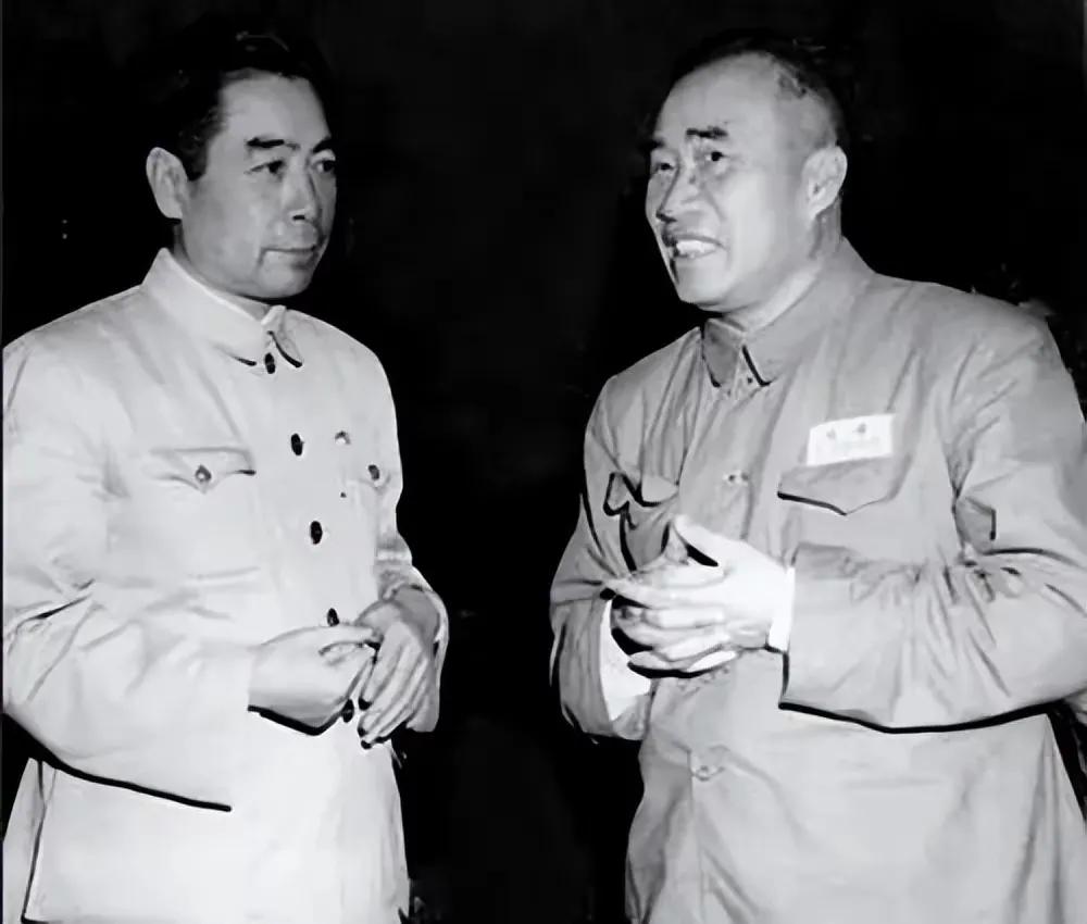 军礼诀别周总理病逝以后，治丧委员会的同志特地去看望了朱老总，大