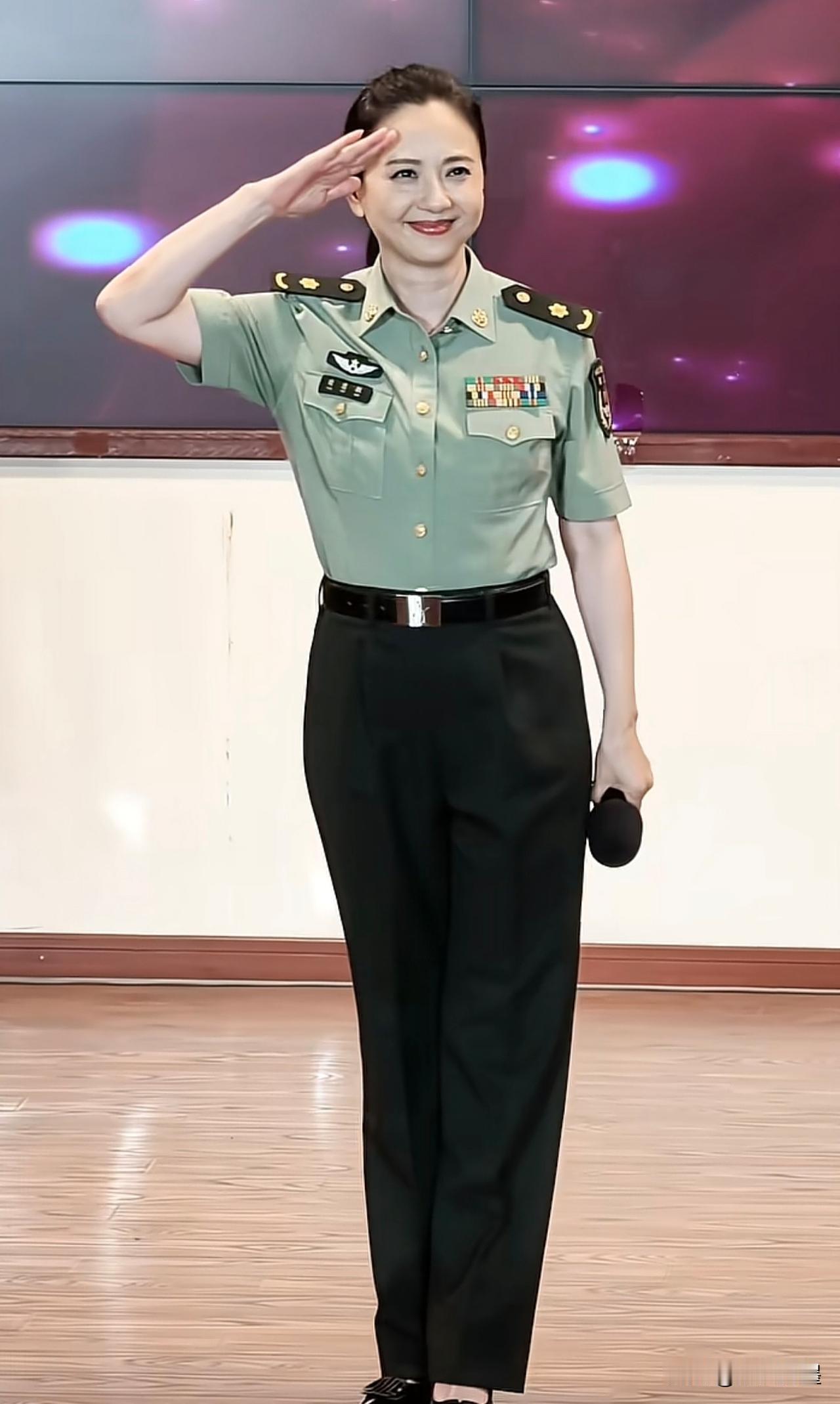 正师级吗？看资历章就是正师级，从肩章看又属于文职：那么这属于专业技术几级？
