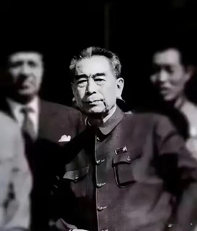 毛主席一语道破！周总理唯一的“弱点”，累垮自己，成全整个中国毛主席曾说：我