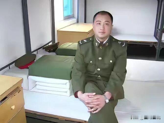 记得陆军的被子应该是军绿色的呢？为什么会出现白色的被子？有知道的战友吗？