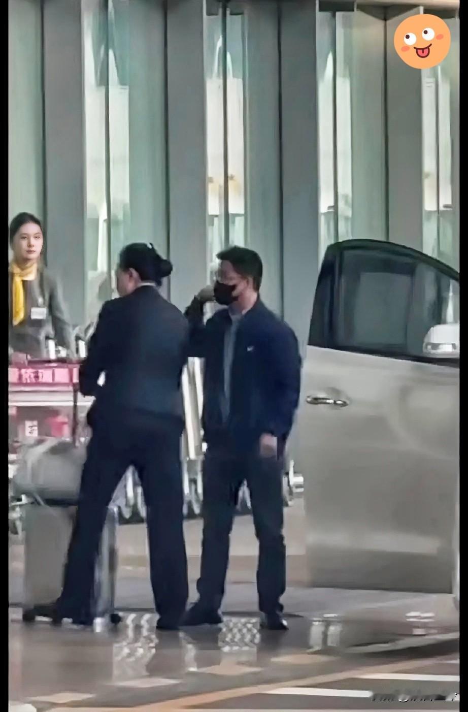 [红脸笑]“小白包”这就落地南京了？眼尖的真是太多了，连那辆