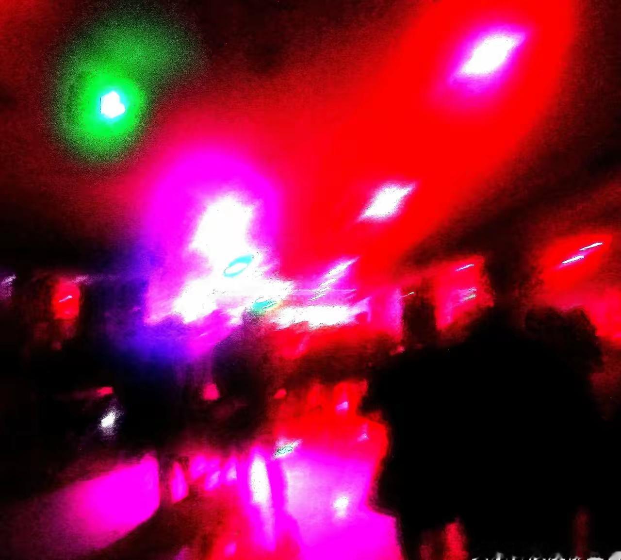 沈阳舞厅里那些想靠包养“上岸”的姑娘，觉得跳舞挣钱苦，就想着找个人依附，1千到1