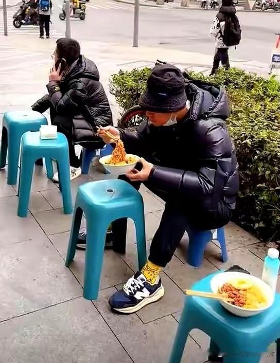 出生在天津的任重，为了迁就妻子孙骁骁现在定居在重庆，因为孙骁骁是重庆辣妹子。