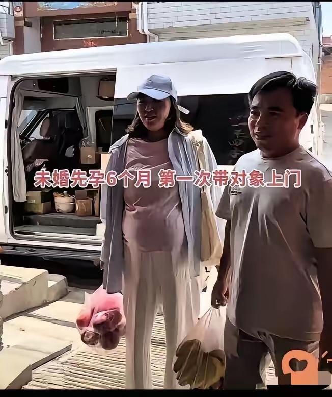 河南的一个小姑娘，怀孕六个月了，才把男朋友带回家见父母。没想到她爸爸一见男的就发
