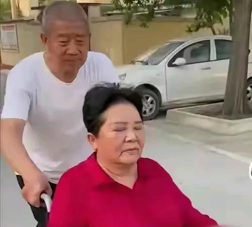 难怪天赐爸爸敢生，他说他活到一百岁没问题，因为他家有长寿基因。看到这个说法还真