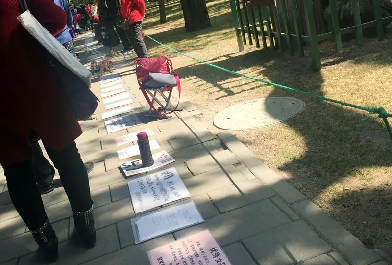 我们出国留学，自己得支付高额的学费。而外国人到中国留学，不但享有特殊的优惠待遇，