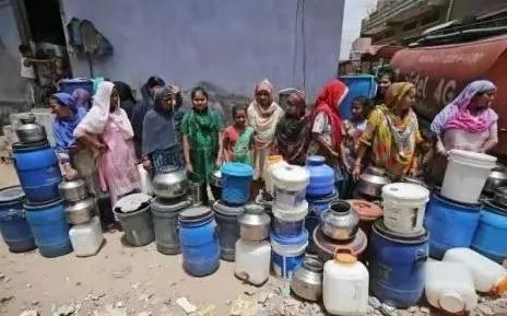 三哥的脑回路真是不一般。明明国内急缺化肥都到了火烧眉毛的时刻，明明想来中国买，却