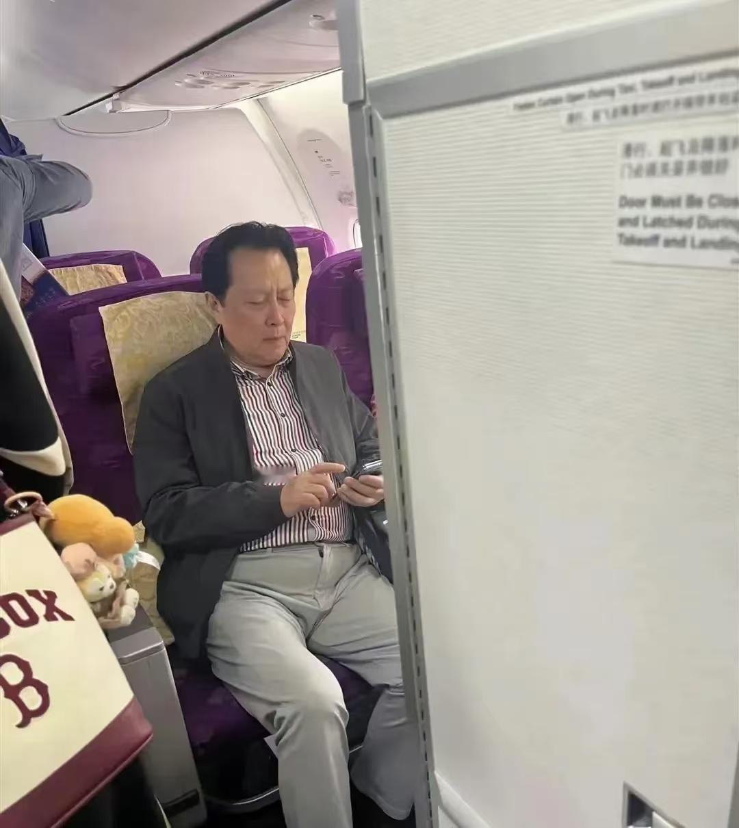 唐国强坐飞机时被偶遇！一个人拿着部折叠手机在玩，衬衣和裤子成了亮点！这身材管理