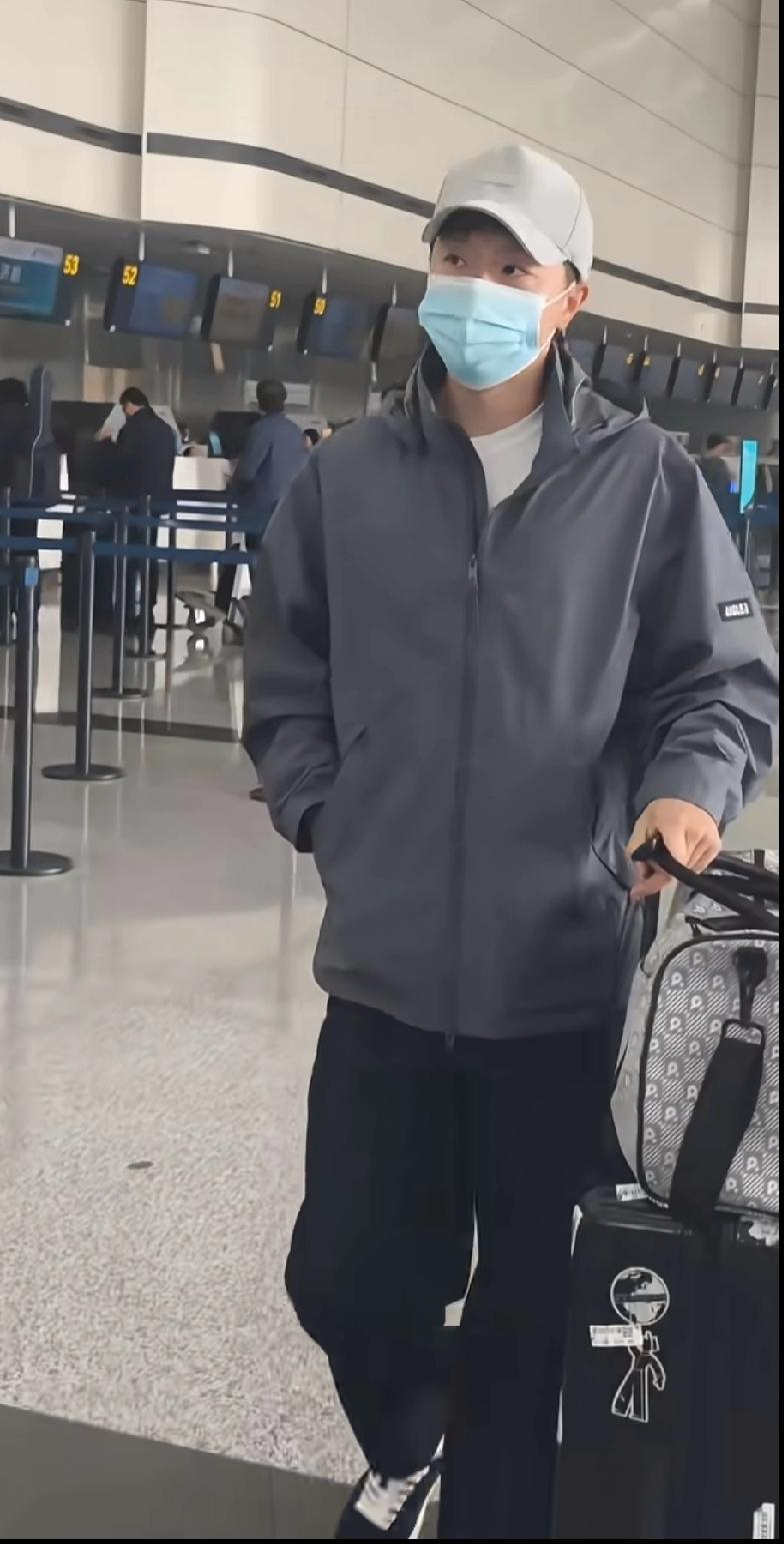 马龙结束成都封训回京，辛苦了！4月23日，刷到马龙结束成都封闭集训启程回京