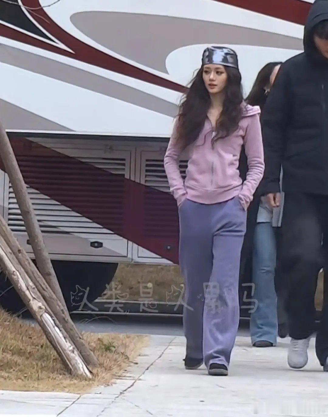 告白女二孙寈惠的造型……