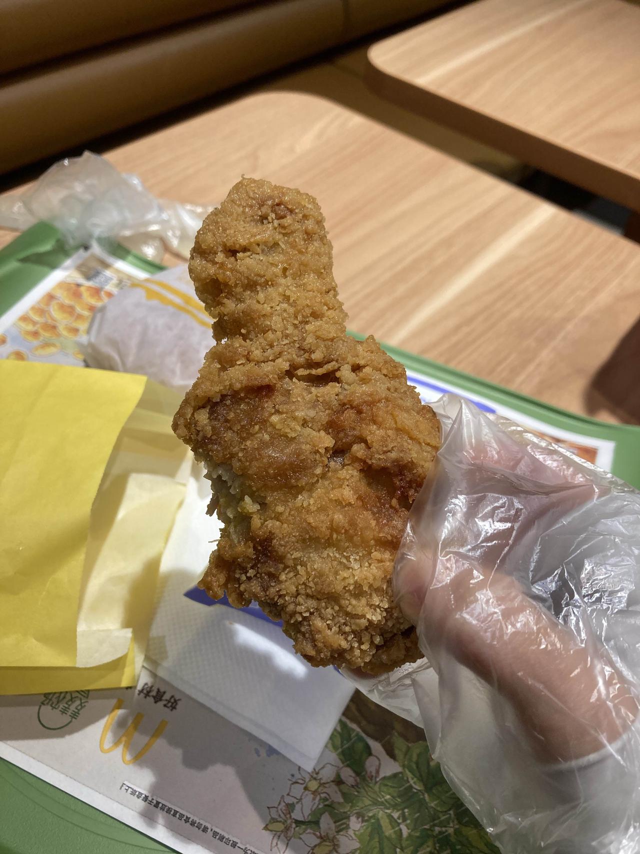 选了好半天，花了24.8。双吉士汉堡套餐14.9，要的堡和派。9.9买了一个