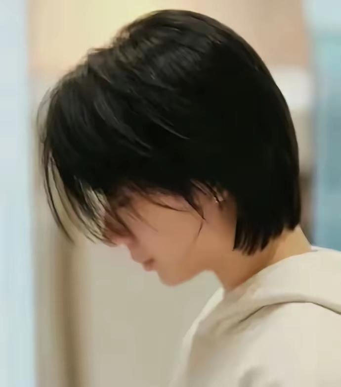 陈熠的短发，剪出了青春美少女的英姿勃发！陈熠以3:4不敌大藤，遗憾止步重庆冠军