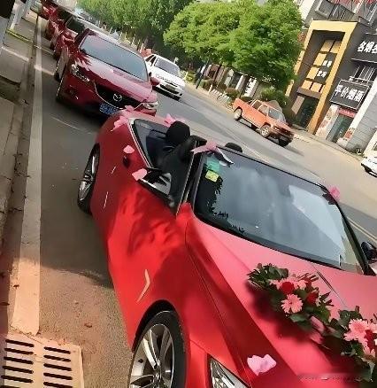 一位车主跟着导航走，稀里糊涂混进了一支婚车队，等反应过来时车已经开进了酒店门口。
