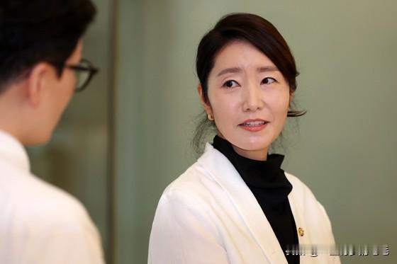 韩国政府首届内阁候选人的人事听证会自14日启幕，却因材料缺失、证人缺席等问题引发