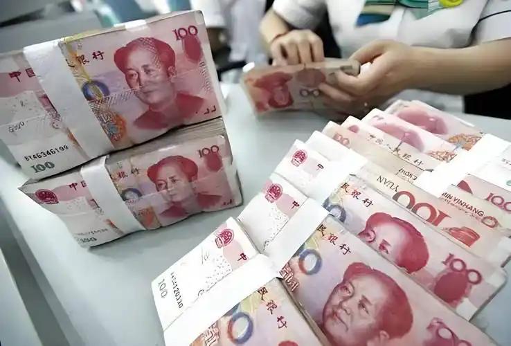 存款利息下降对银行影响复杂。2026年一季度，银行净息差创1.40%的历史新低，