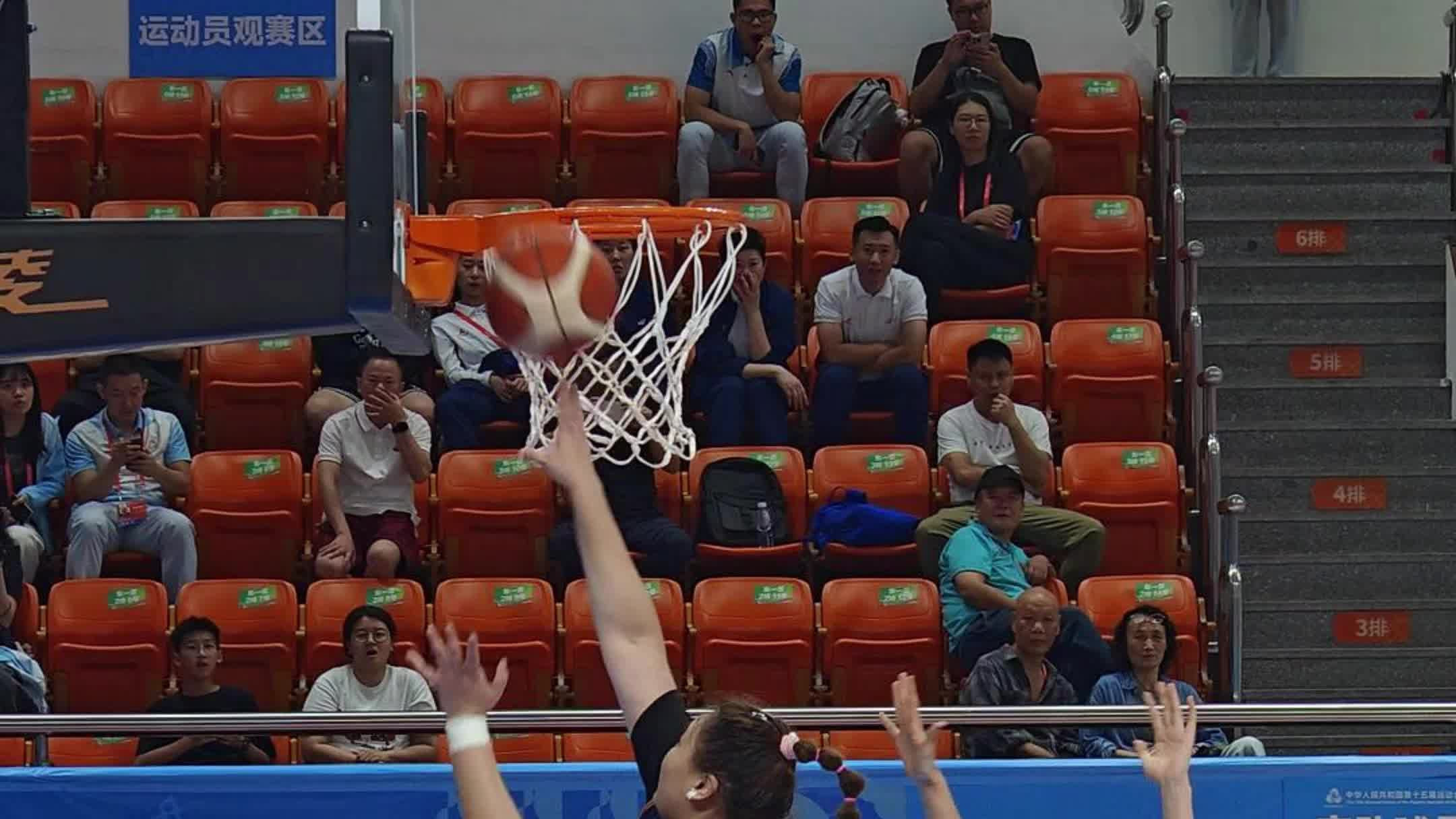 王思雨携手刘禹彤篮下接球精彩瞬间曝光