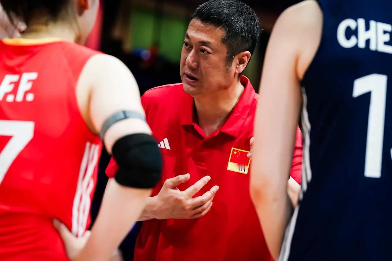中国女排0-3意大利女排，个人得分：董禹含：19分，37扣17中，3失误0被
