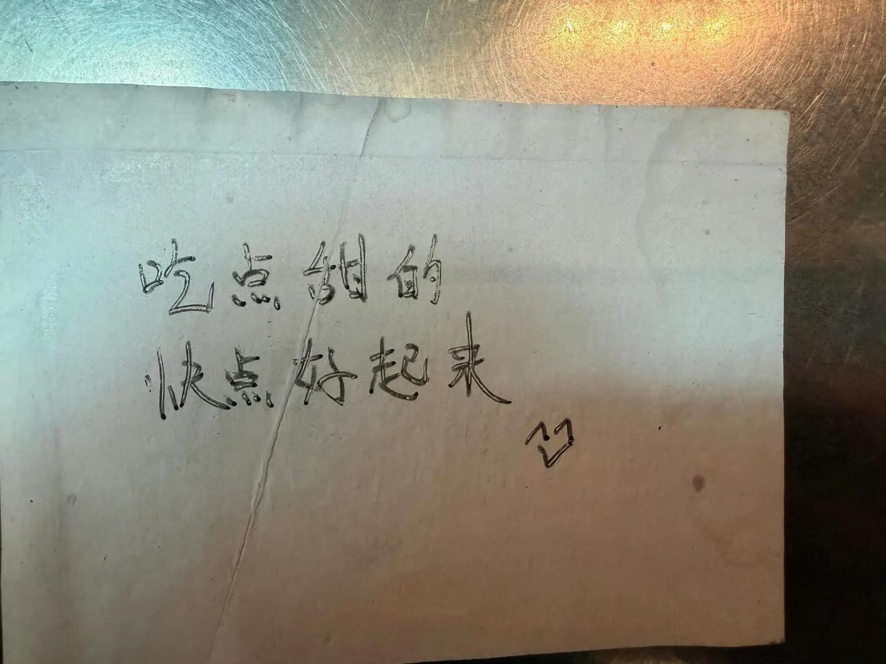 24岁的小伙爱上一个30岁已婚带娃的中年小阿姨。一段极其拉扯又现实的畸形暧昧，让