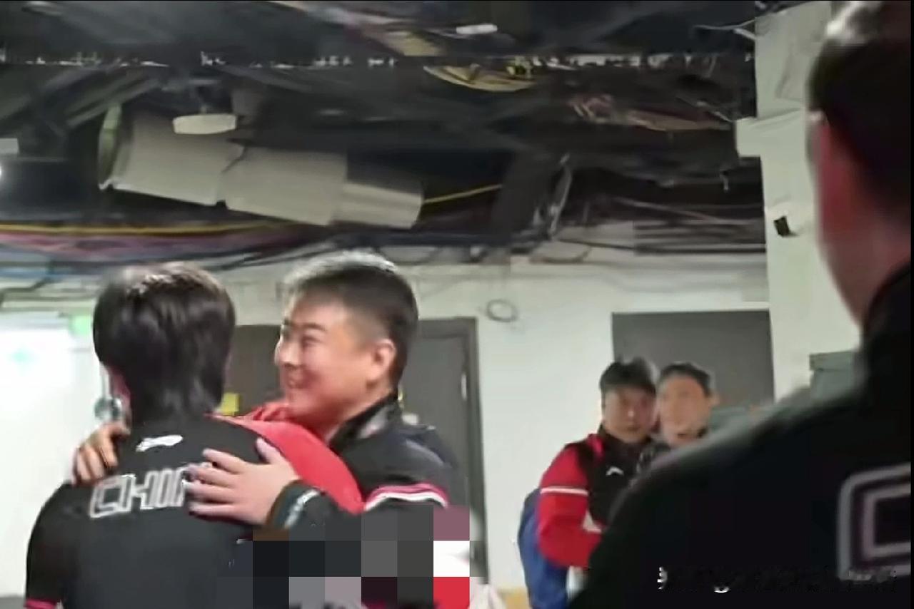 王楚钦打松岛辉空的时候，国乒队的领导都在。镜头里捕捉到了王励勤和王皓，肖战和志强