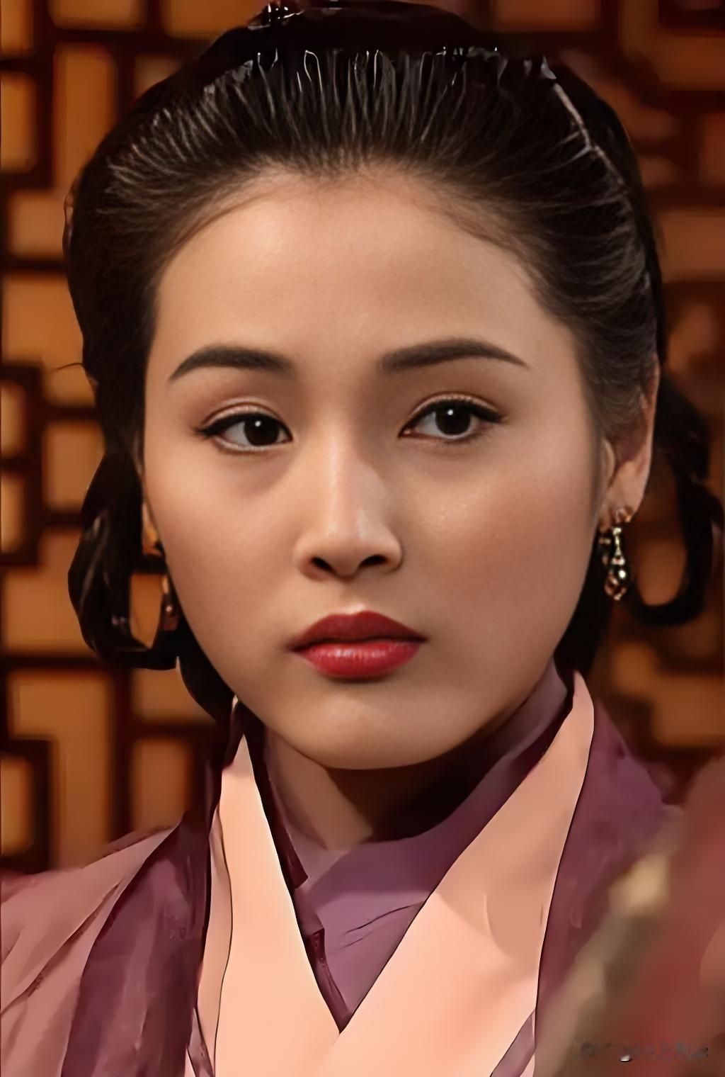 发现了没，张延有个很明显的特点，倒不是因为她变老了，而是她明明已经56岁了，
