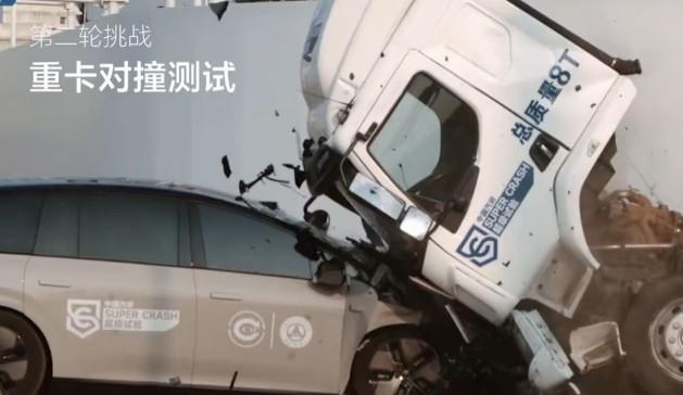 大家怎么还在讨论这件事，如果要我相信，小轿车撞翻了大卡车，我宁愿相信我被7