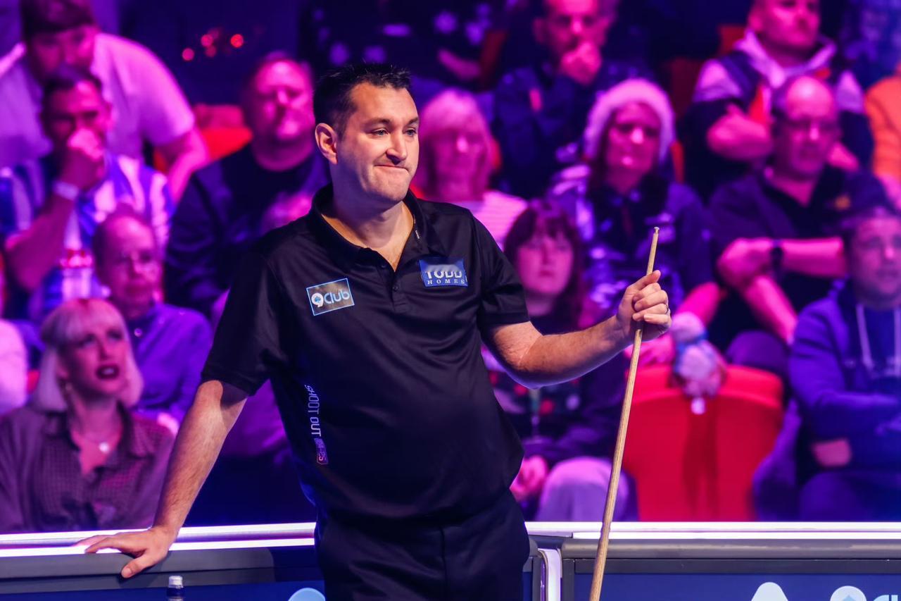 刚刚结束了一场2025斯诺克单局限时赛首轮揭幕战，卫冕冠军、世界排名第26的英格