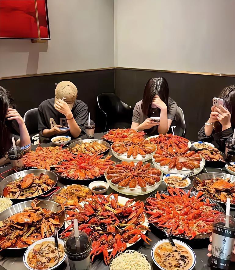 现在相亲的风气真的越来越离谱，早已不是简单互相了解，反倒变成了变相占便宜的闹剧，