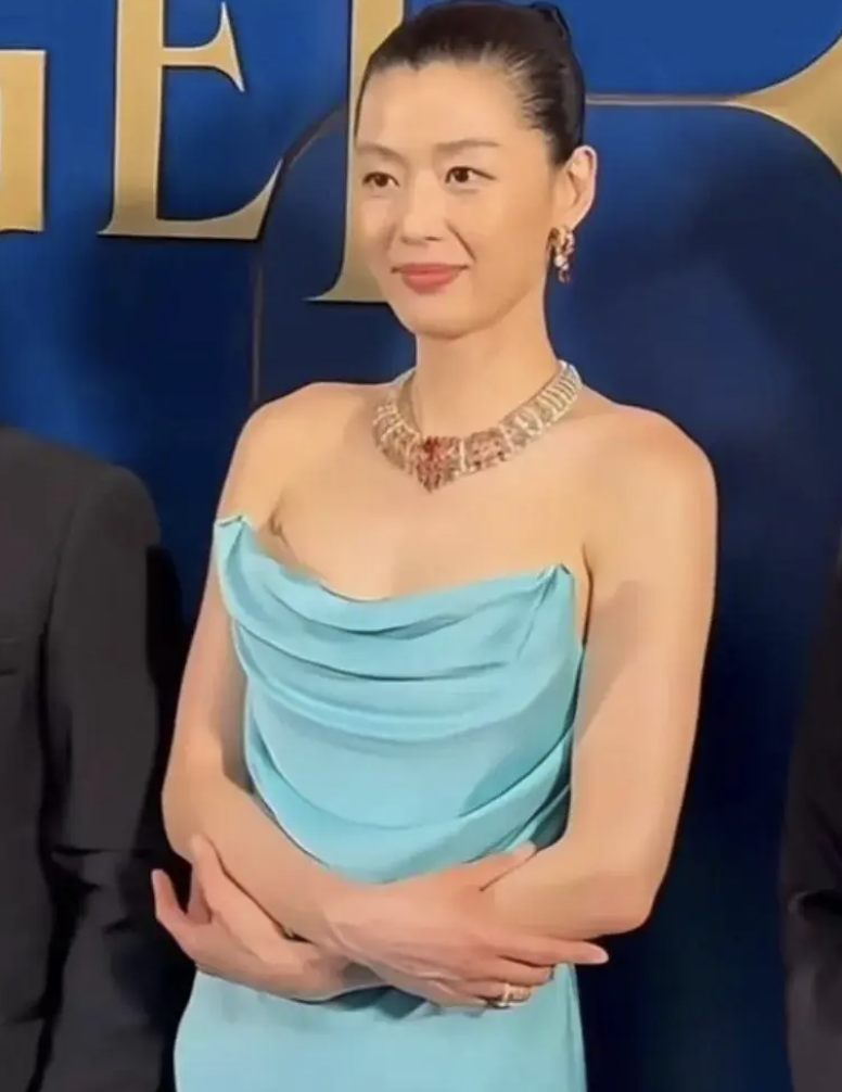 全智贤疲惫沧桑，宋慧乔颜值回春：西班牙活动中的同龄女星