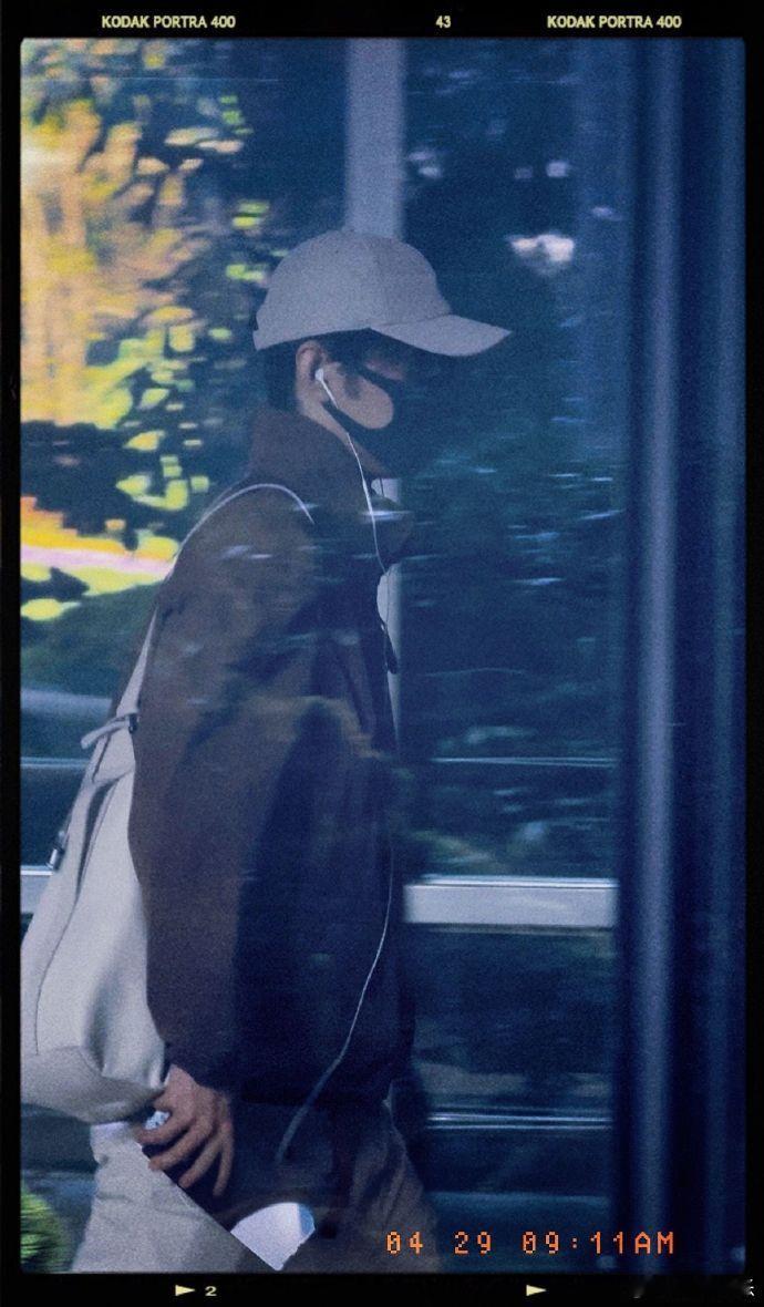 肖战青岛出发机场路透肖战飞北京了肖战青岛机场出发青岛机场出发的肖战路透刷屏啦，身