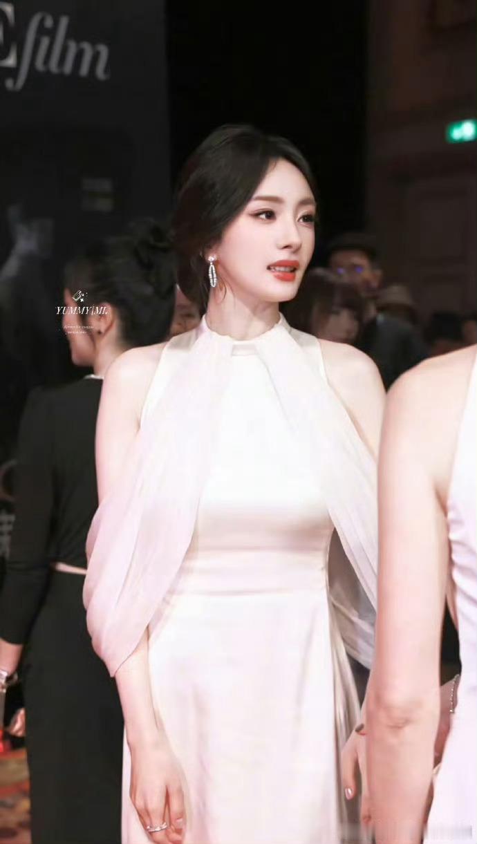 杨幂紧身裙