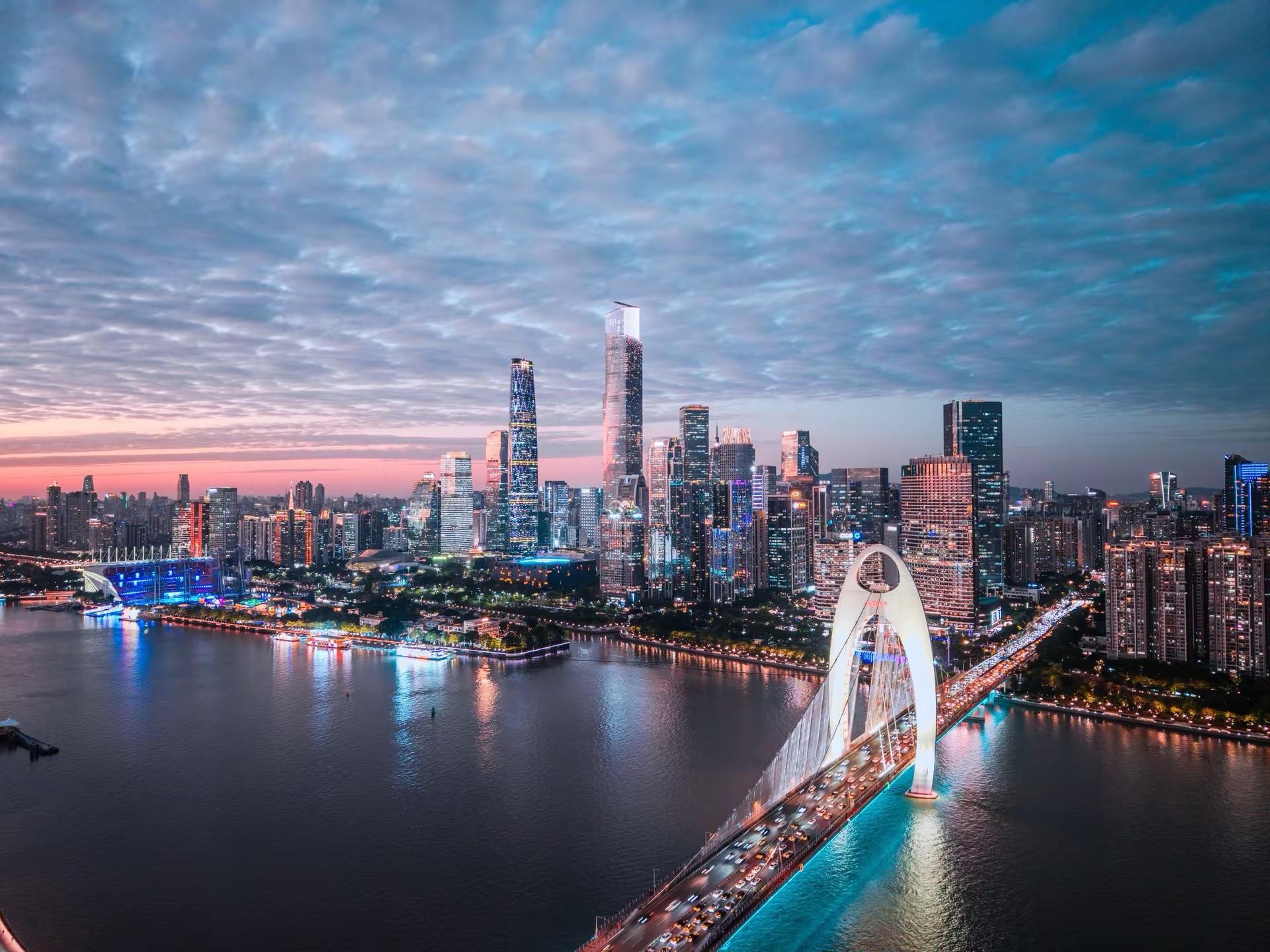 蓝调下的珠江新城是迷人的，打工人的怨气全在于内透中