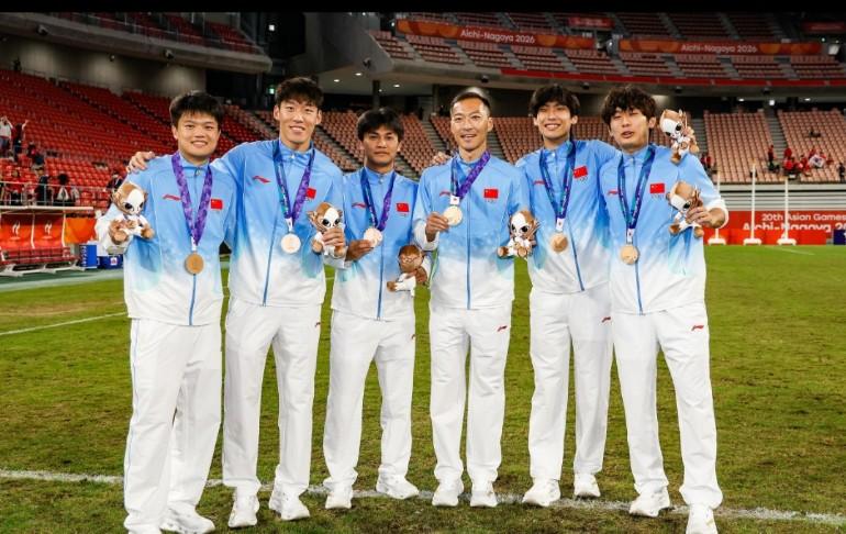 伟大的合影☞申花也罢，上港也好，都是上海的球队。赛后上海滩六位参加亚运会的球员
