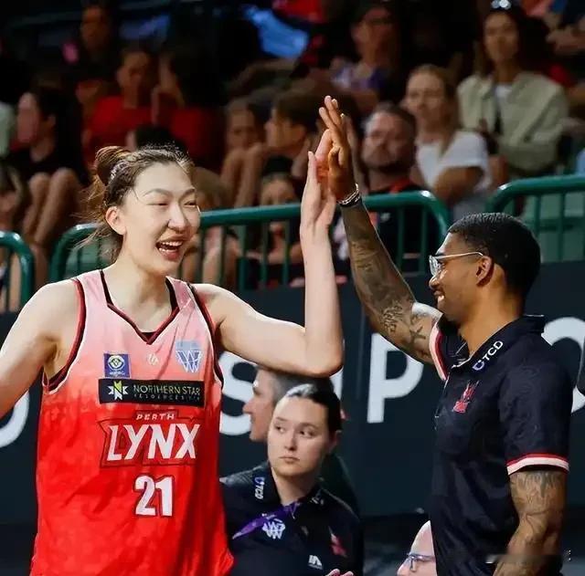 爆发！北京时间今天进行的澳大利亚WNBL常规赛中，中国女篮国手韩旭效力的珀斯野猫