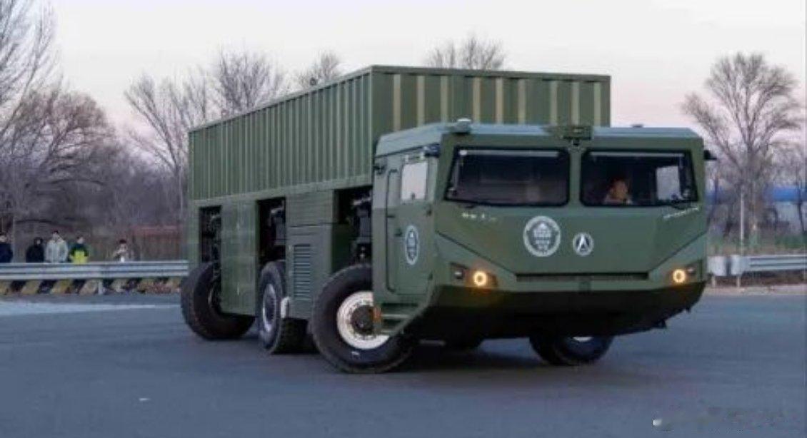 航天科技正在测试的电动卡车平台，6×6的底盘，每一个轮胎都可以独立转向，独立驱动