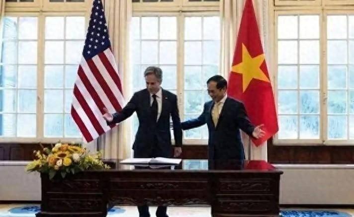 网友提了四条对越南的经济对策：第一，不要越南农产品，让它卖美国去；第二，电力对它