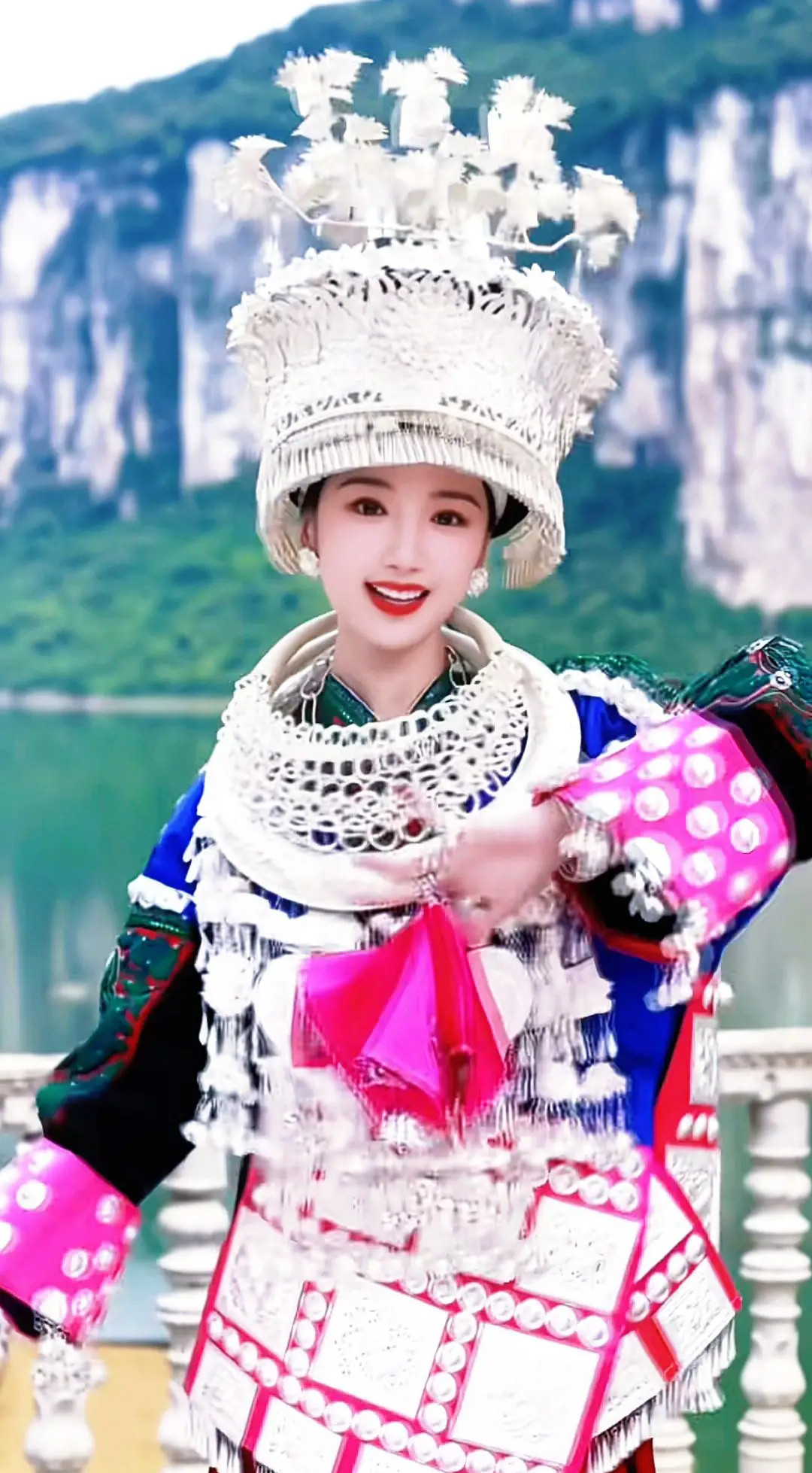 毛晓彤身着苗族服饰惊艳亮相，这身苗族服饰也太好看了乌蒙深处 