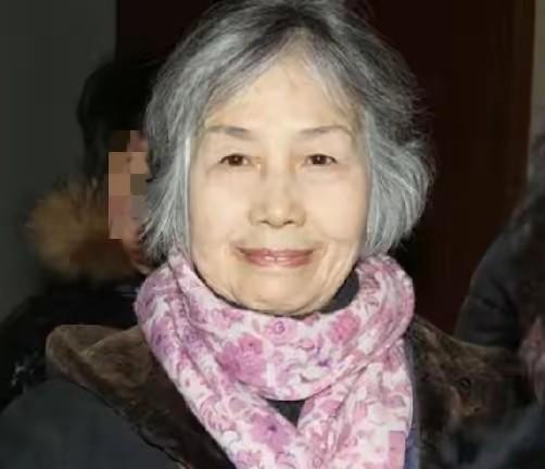 张玉凤2000年从铁道部老干部局退休。虽然退休前没有担任过什么领导职务，但退休后