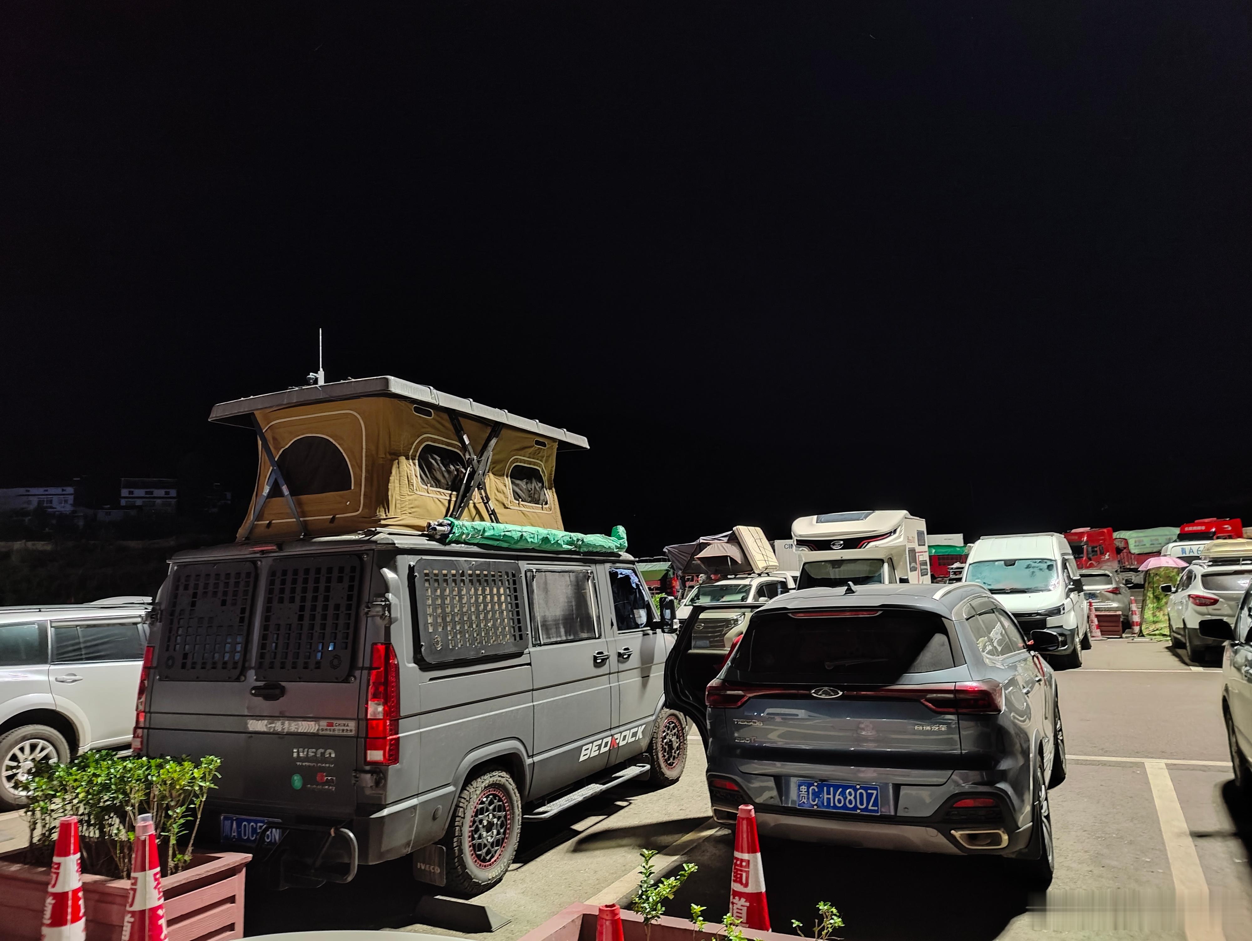 半夜的服务区人满为患，挤满了就地过夜的SUV和MPV，搭帐篷的不在少数😡[怒