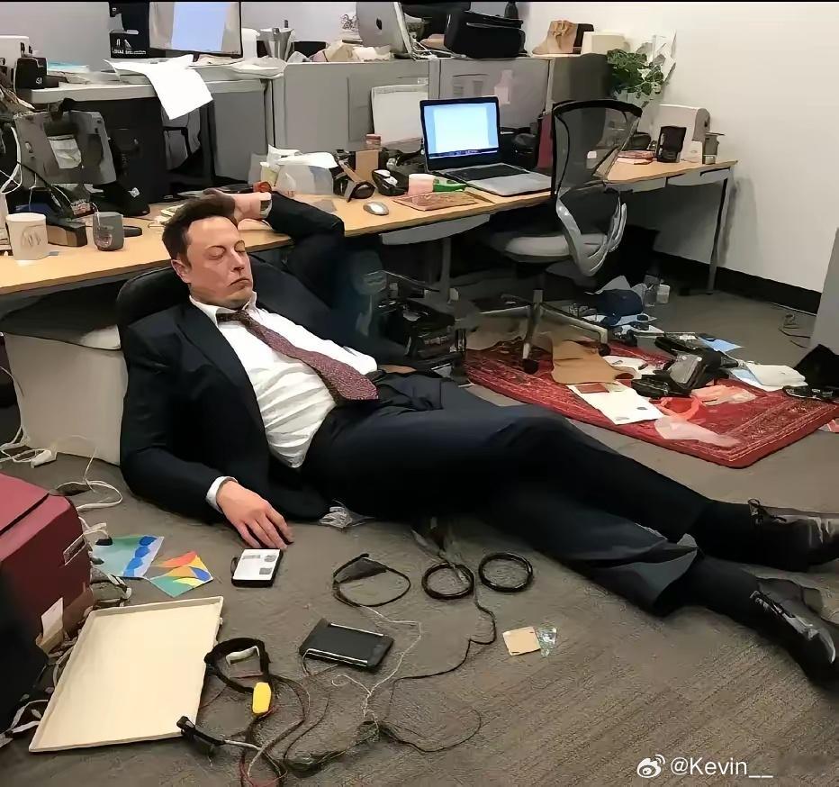 图一是马斯科办公室，图二是刘强东办公室这差距有点明显啊