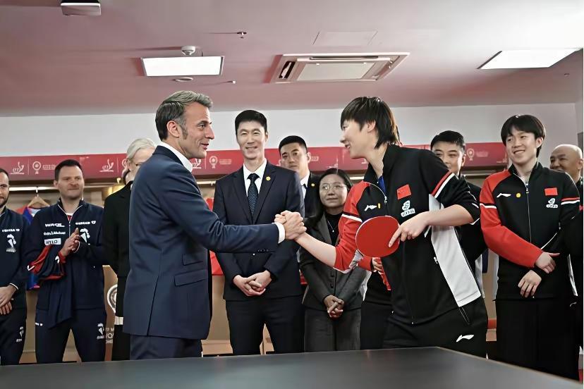 王曼昱这气场绝了！马克龙到访成都体育馆，和正在参加混合团体世界杯的国乒队员