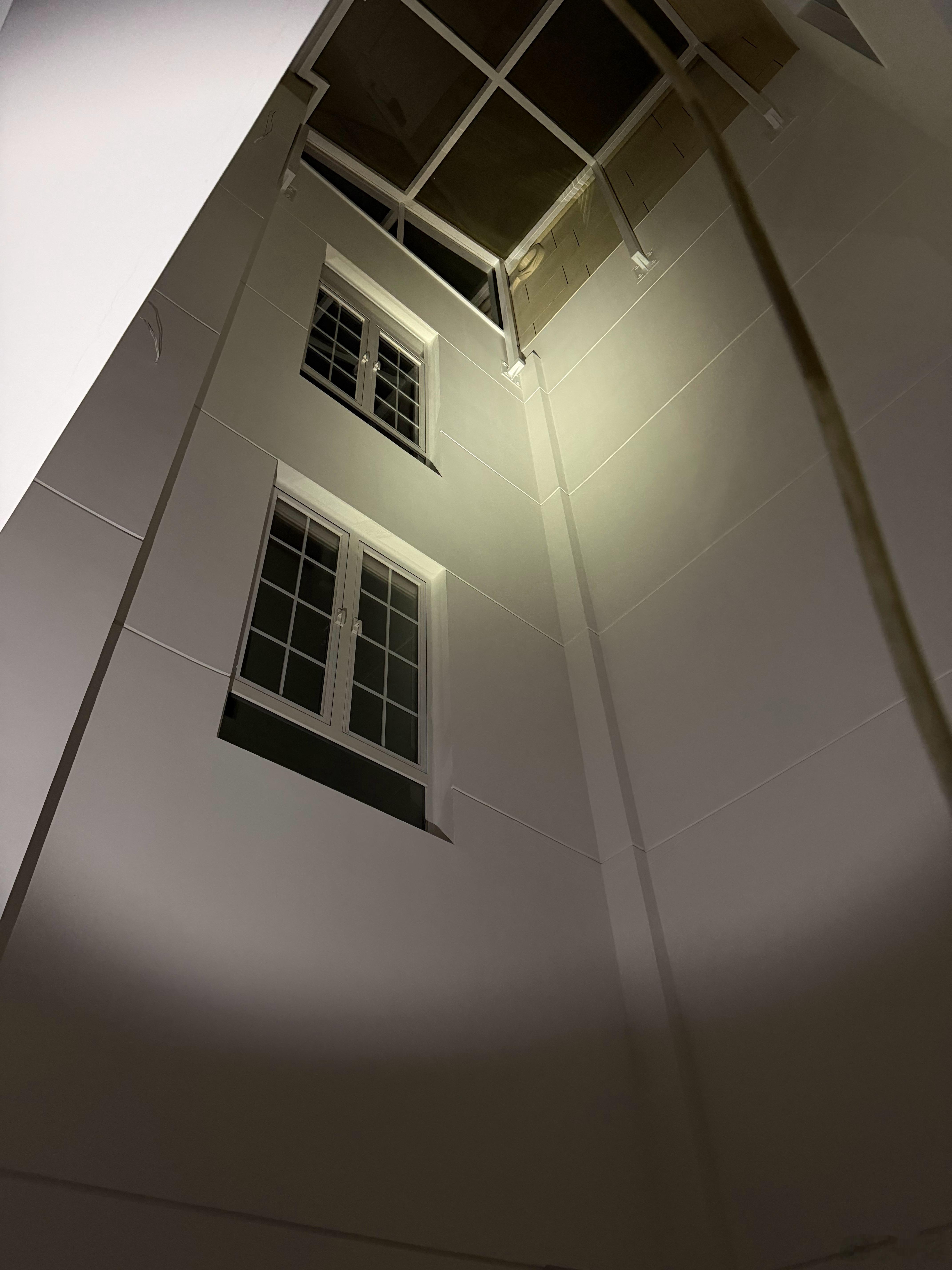 果然装修就没有不疯的探望装修别墅的朋友，墙上有点斜的、地板是开裂的、屋顶是漏水的