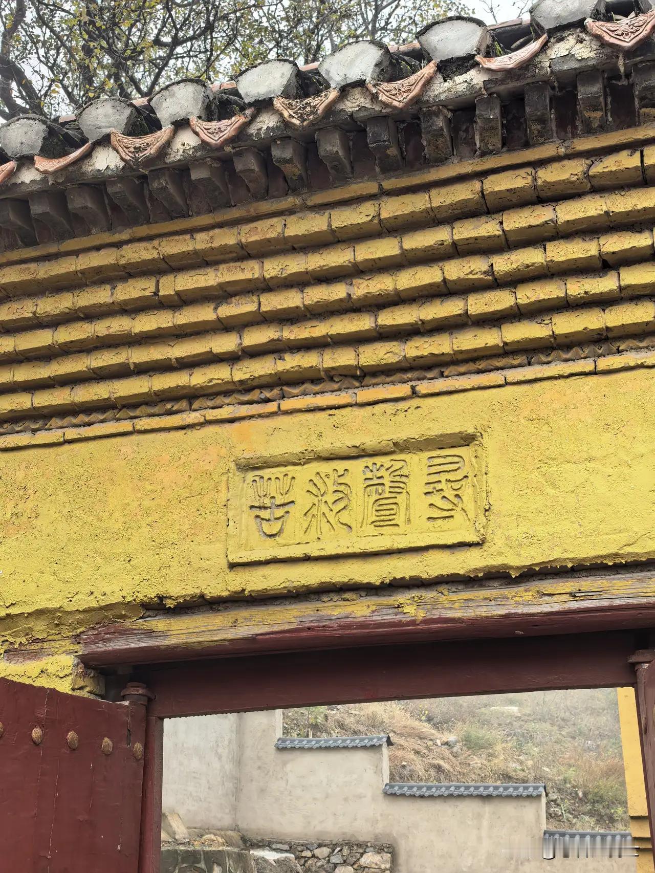 旧时，城郊有个地方有座山坡，山坡上散落着些坟石和碑。几个小孩爬到碑石之上，往下扔