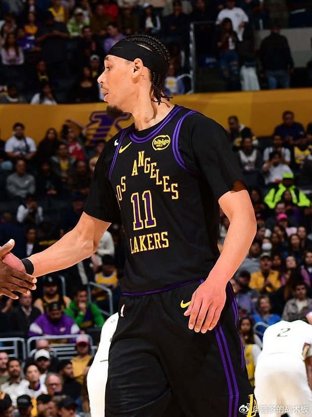 雷迪克谈到海斯的进步：“他这个赛季打得真的很好，我前几年和他当过队友，他现在涨球