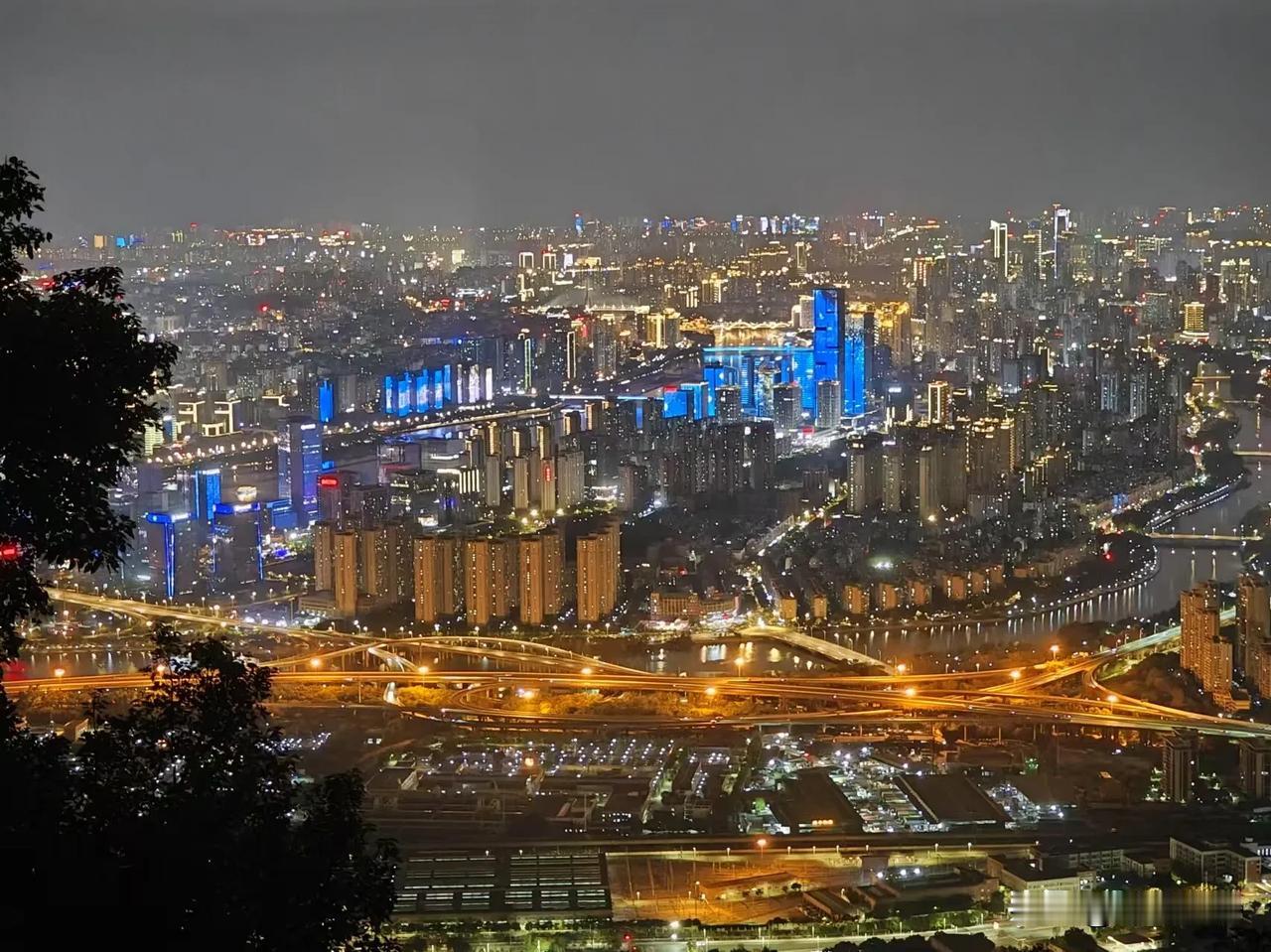 福州鼓山看夜景，可将整座城市尽收眼底。导航：大榕树观景台。那里有几个免费停车