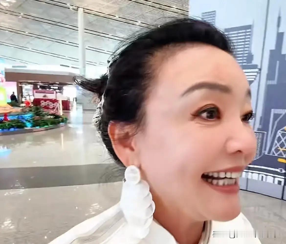 直播间里网友纷纷热议，纷纷询问兰姐是否知晓孙女玥儿开通个人账号，还主动添加小姨好