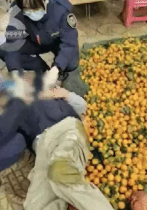 云南昆明，一名大爷在一个水果摊买水果时突然晕倒，摊主随即帮忙救助大爷。不料，下午
