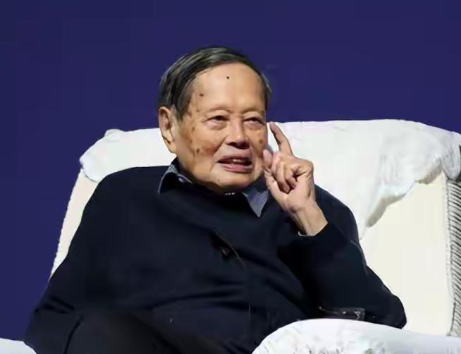 10月18日报道，杨振宁自己讲述的“长寿秘诀”里，最大的一个因素是基因。他的原话