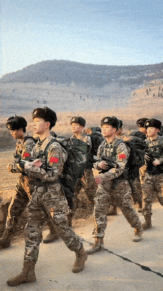 网友在山区偶遇一支正在野外徒步拉练的部队。这些战士军容严整，长得都非常帅气。